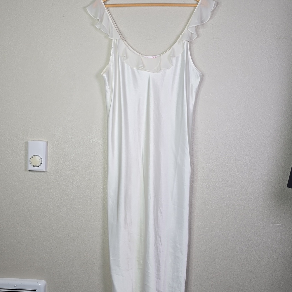 Oscar de la Renta  Chemise Ruffle Details At Neckline Size XL NwOT.